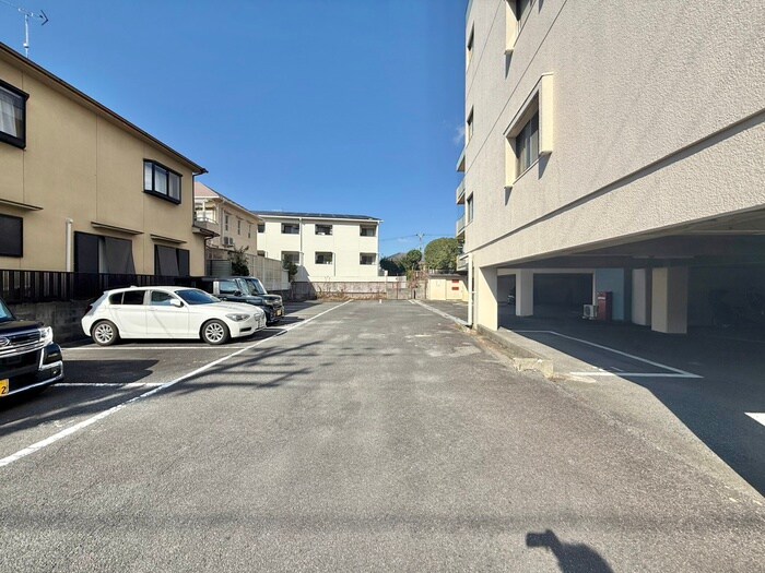 物件外観写真5　(駐車場)