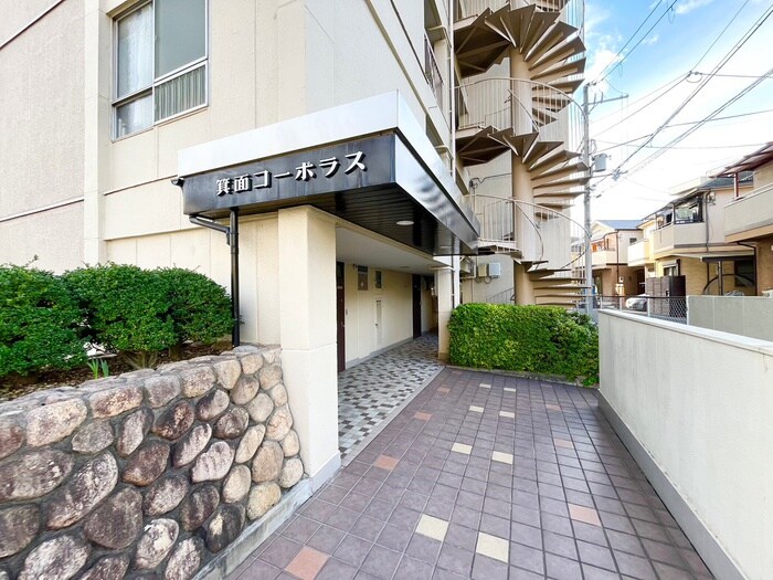 物件外観写真2　(エントランス部分)