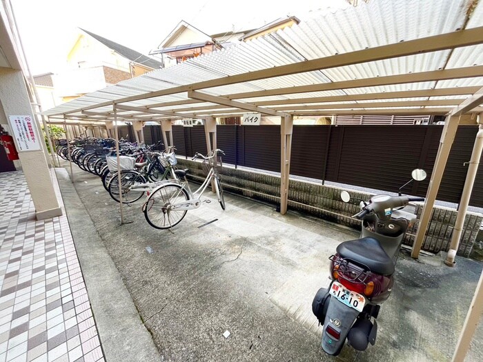 物件外観写真4　(駐輪場)
