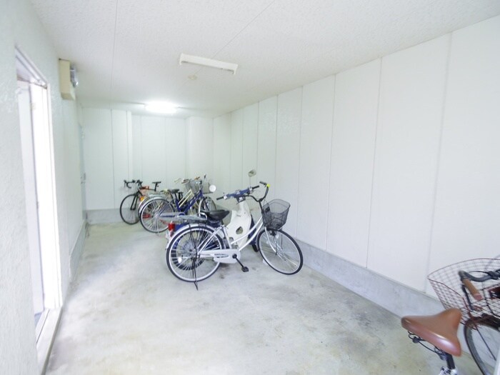物件外観写真5　(駐輪場)