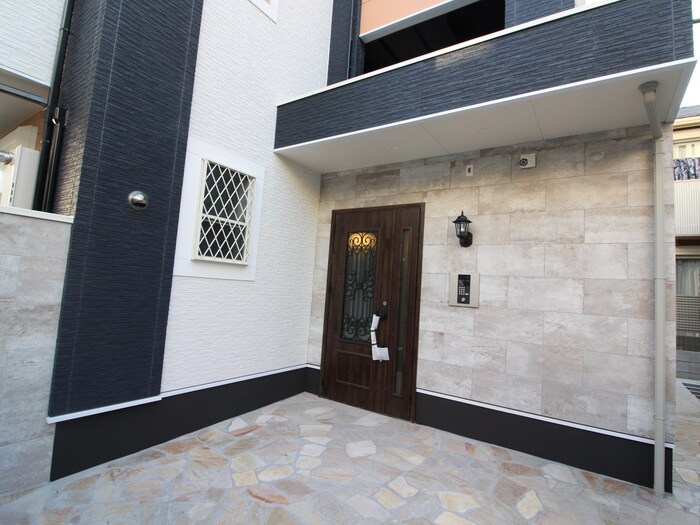 物件外観写真5　(エントランス部分)