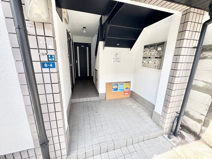 物件外観写真4　(エントランス部分)