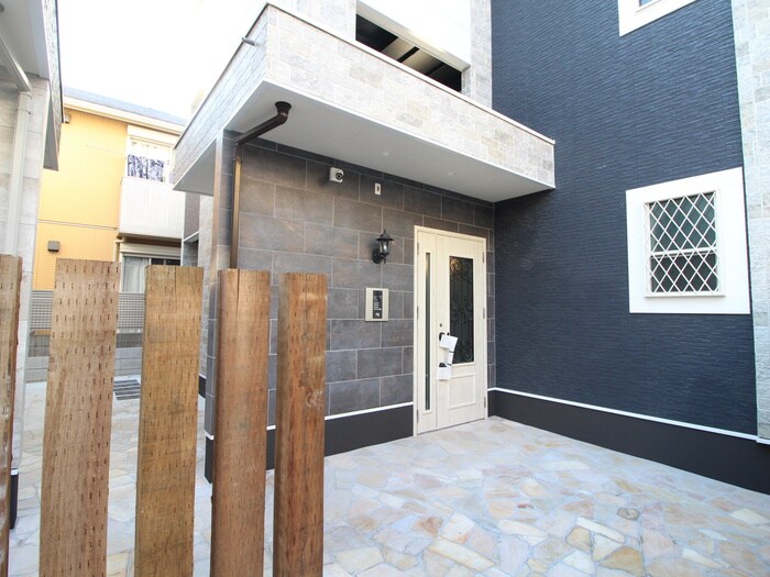 物件外観写真4　(エントランス部分)