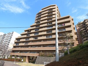 ﾙﾈ･ﾋｭ-ﾏﾝｽﾞｶﾞ-ﾃﾞﾝ万博公園南Ａ棟外観写真
