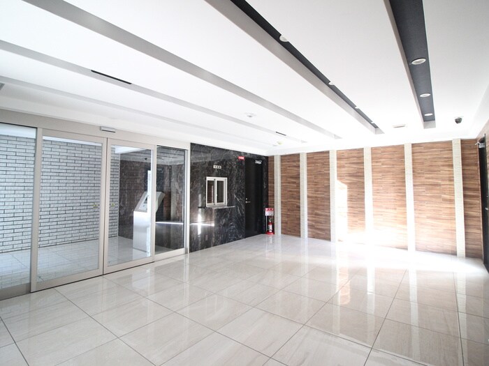 物件外観写真2　(エントランス部分)