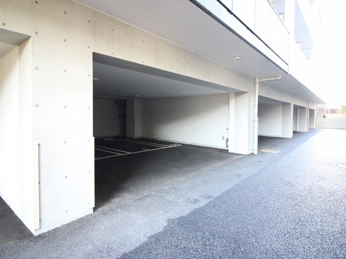 物件外観写真3　(駐車場)