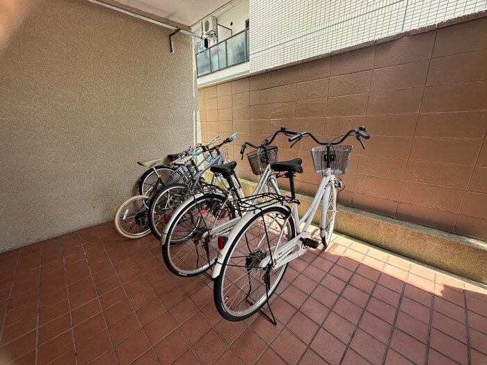 物件外観写真4　(駐輪場)