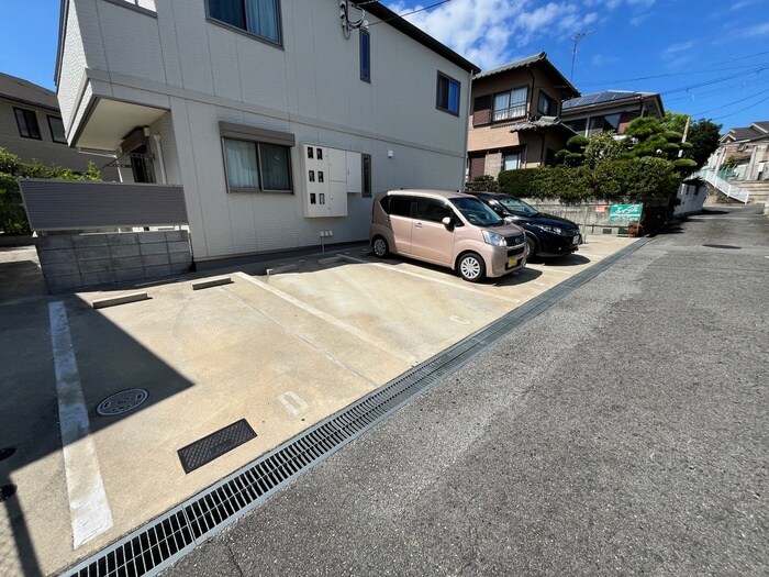 物件外観写真6　(駐車場)
