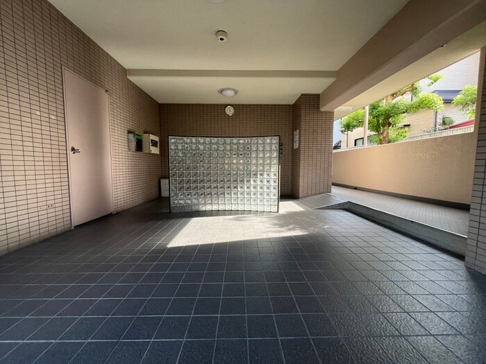 物件外観写真3　(エントランス部分)