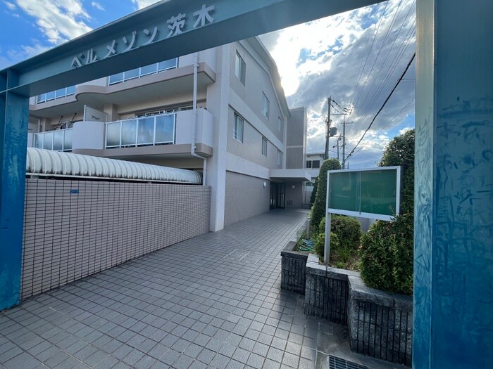 物件外観写真4　(エントランス部分)