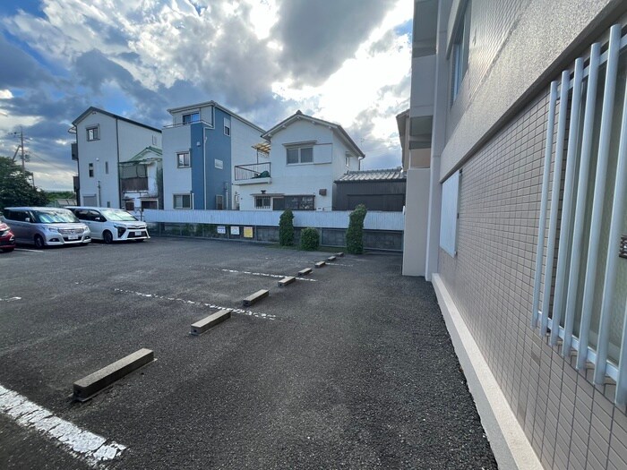 物件外観写真6　(駐車場)