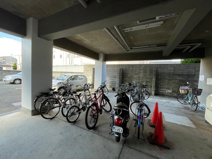 物件外観写真4　(駐輪場)
