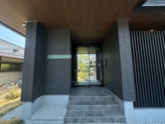 物件外観写真3　(エントランス部分)