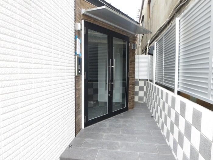 物件外観写真2　(エントランス部分)