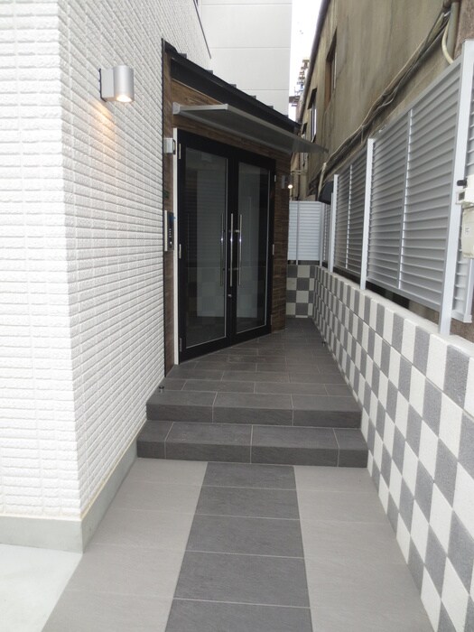 物件外観写真4　(エントランス部分)