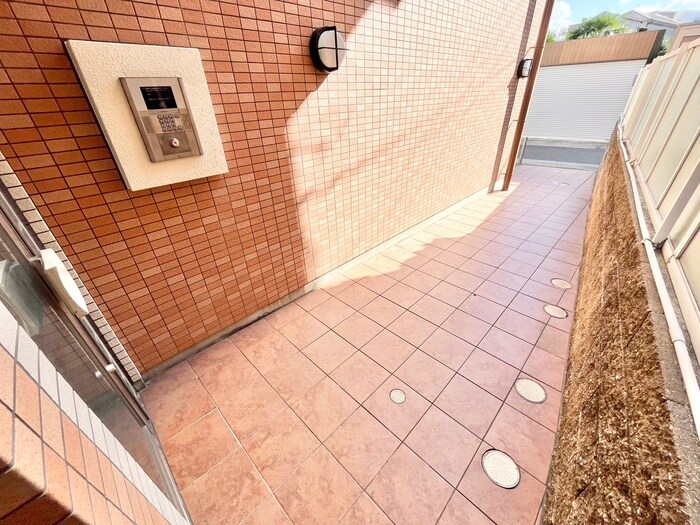 物件外観写真6　(エントランス部分)