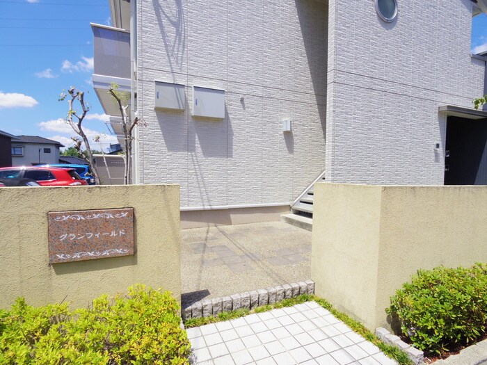 物件外観写真3　(エントランス部分)