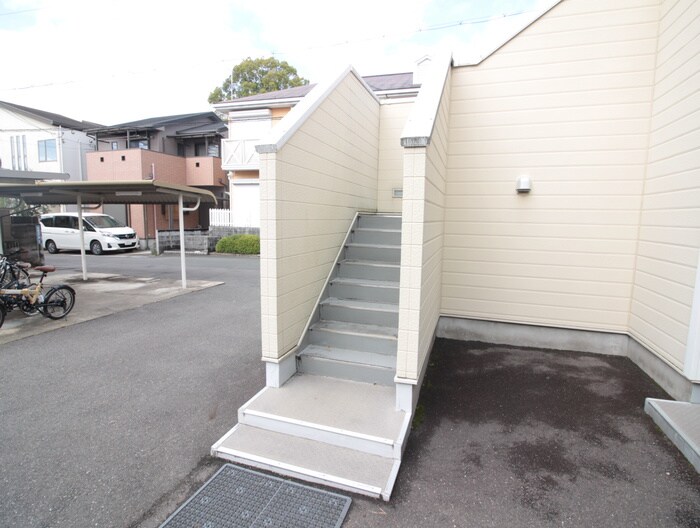 物件外観写真3　(エントランス部分)