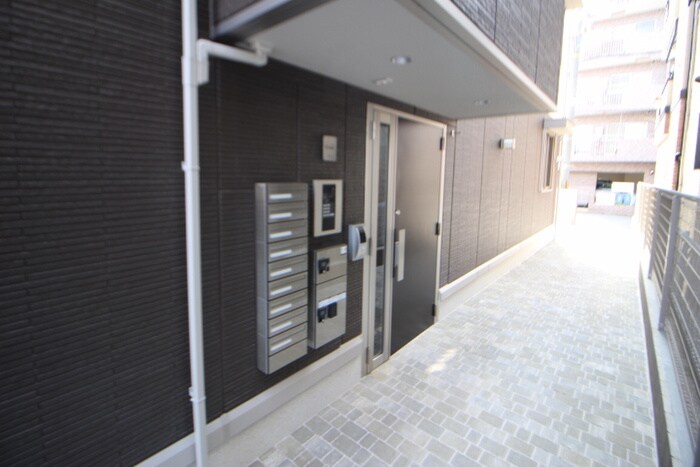 物件外観写真2　(エントランス部分)