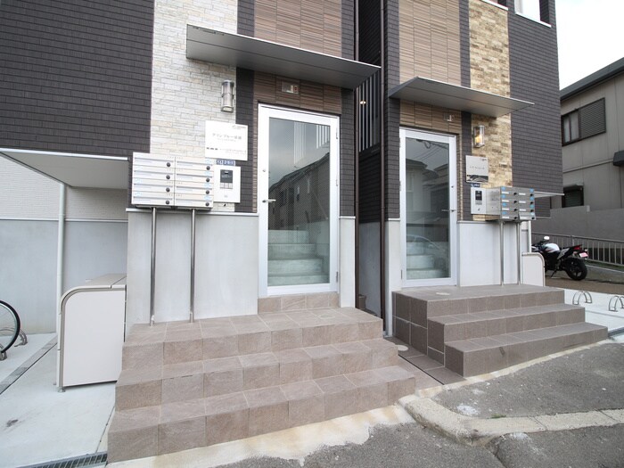 物件外観写真3　(エントランス部分)