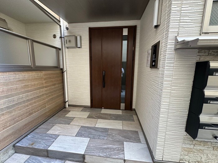 物件外観写真6　(エントランス部分)