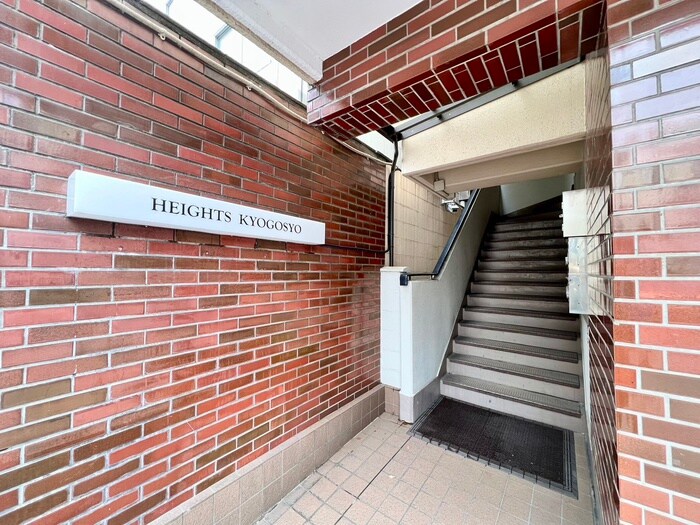 物件外観写真2　(エントランス部分)