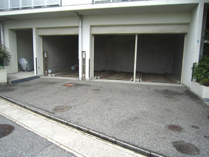 物件外観写真3　(駐車場)