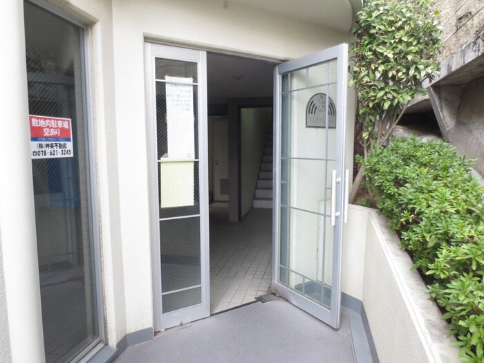 物件外観写真5　(エントランス部分)