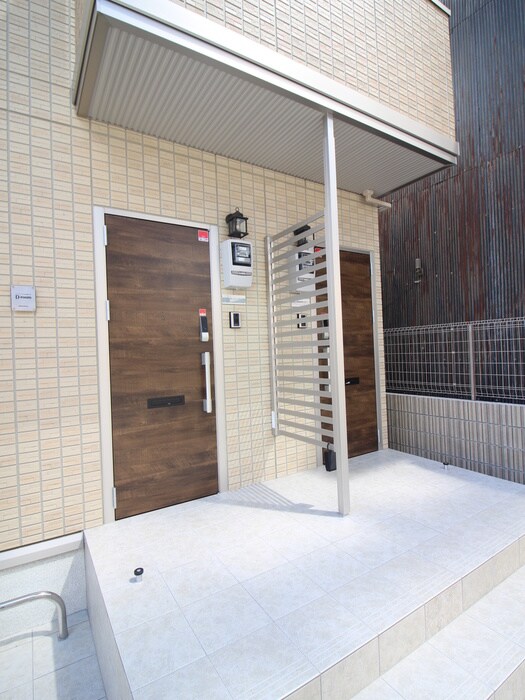 物件外観写真5　(エントランス部分)