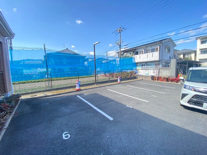 物件外観写真3　(駐車場)