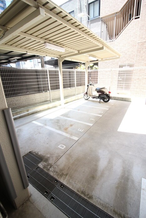 物件外観写真6　(バイク置き場)