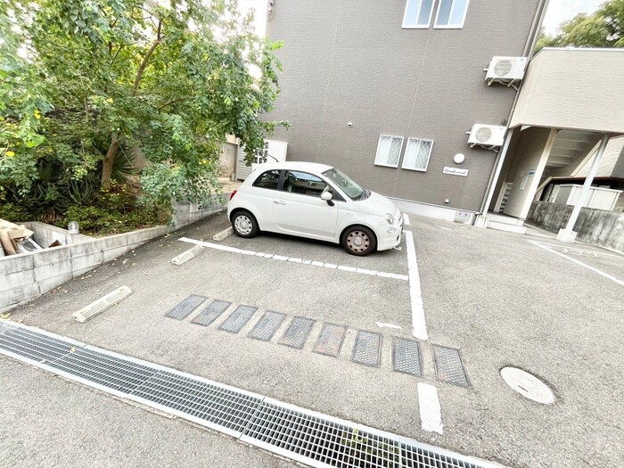 物件外観写真5　(駐車場)