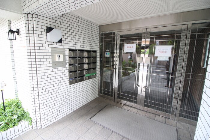 物件外観写真4　(エントランス部分)