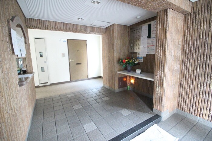 物件外観写真6　(エントランス部分)