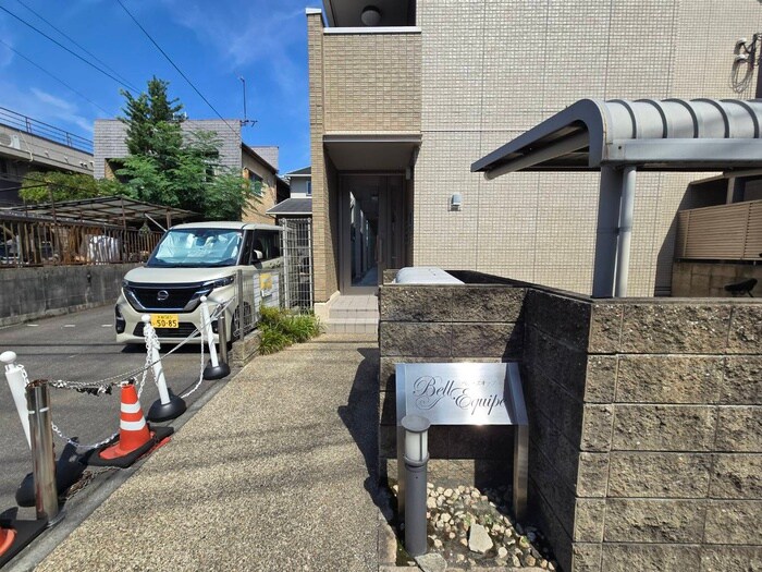 物件外観写真2　(エントランス部分)