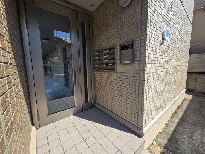 物件外観写真3　(エントランス部分)