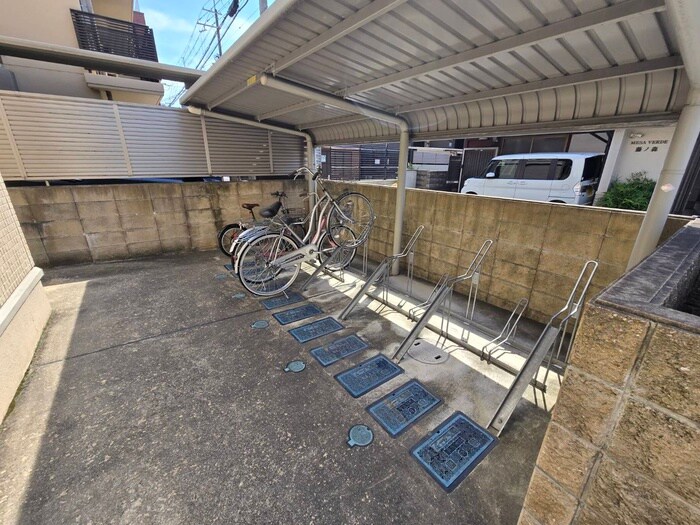 物件外観写真4　(駐輪場)
