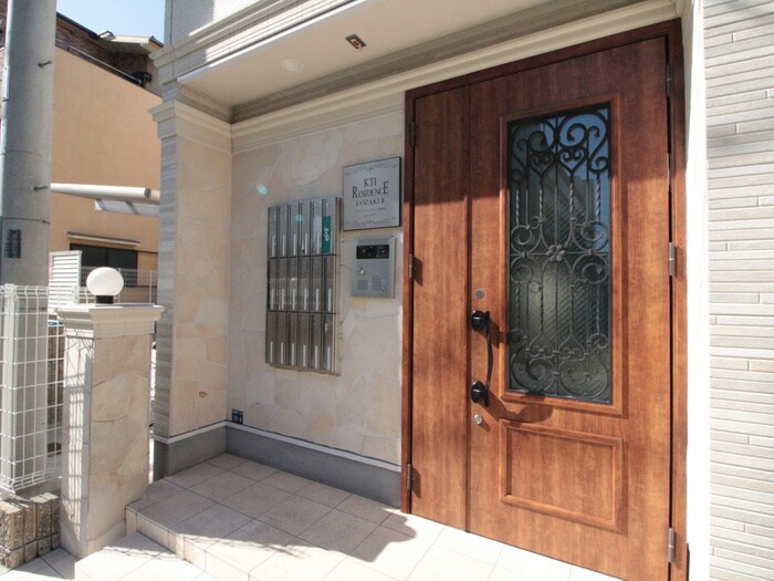 物件外観写真3　(エントランス部分)