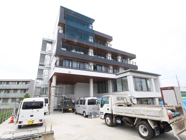 建築中