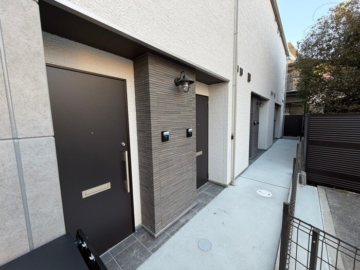 物件外観写真2　(エントランス部分)