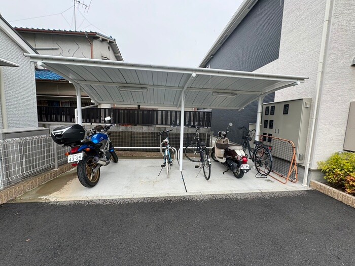 物件外観写真3　(バイク置き場)
