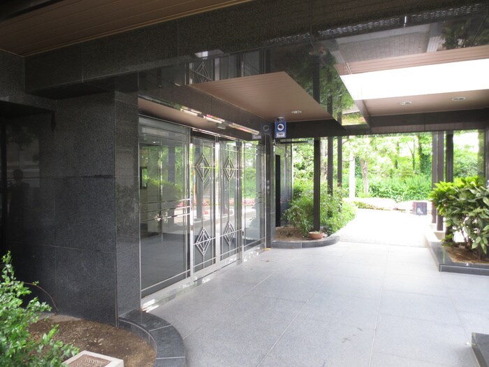 物件外観写真2　(エントランス部分)