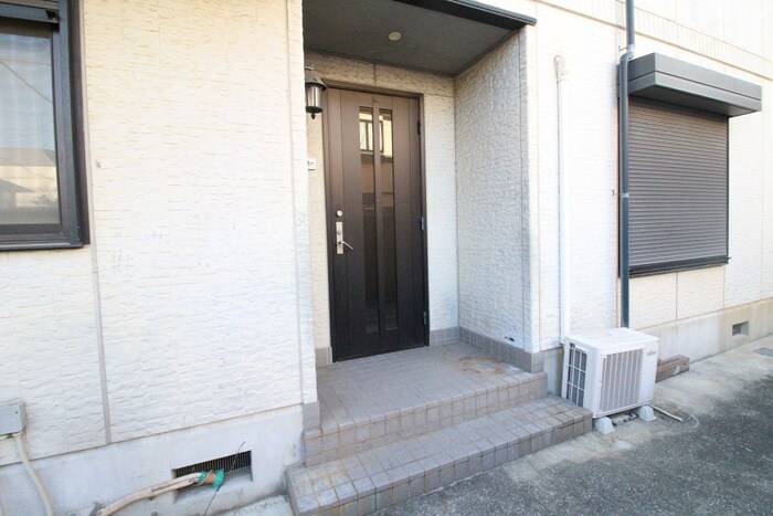 物件外観写真6　(エントランス部分)