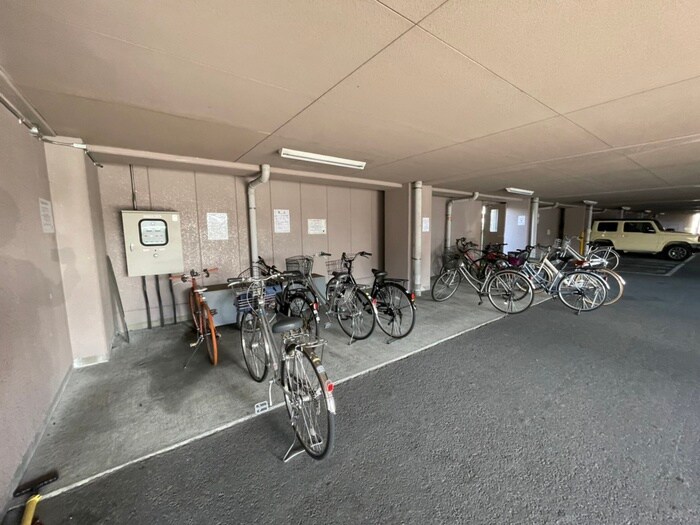物件外観写真4　(駐輪場)