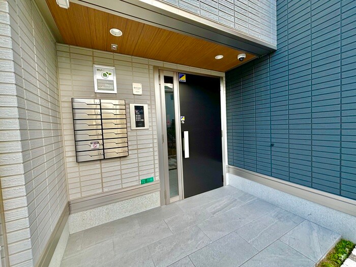 物件外観写真2　(エントランス部分)