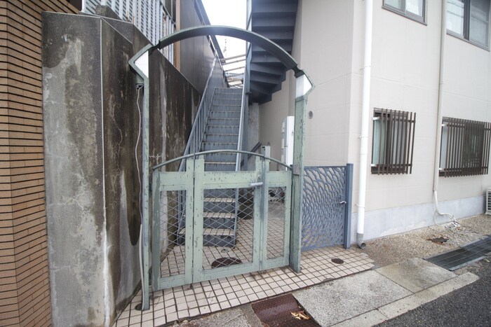 物件外観写真2　(エントランス部分)