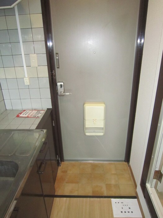 物件内観写真4　(玄関)