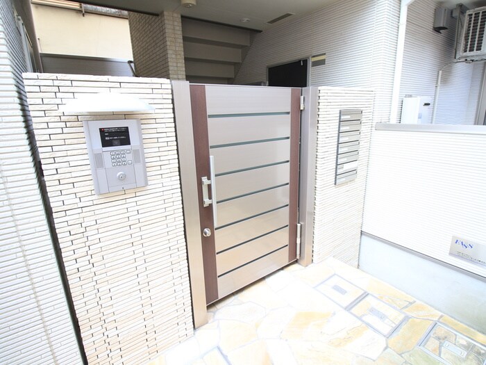 物件外観写真2　(エントランス部分)