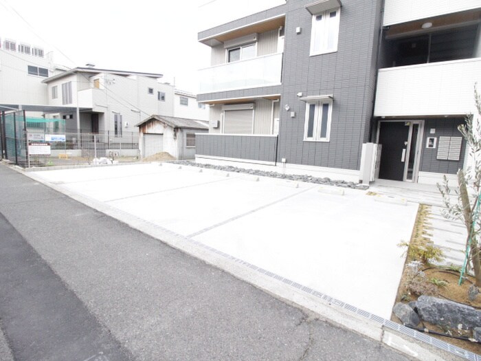 物件外観写真5　(駐車場)