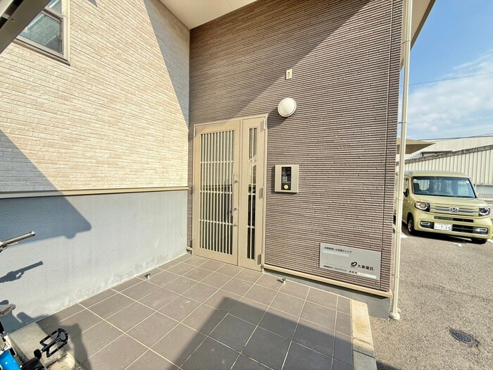 物件外観写真3　(エントランス部分)